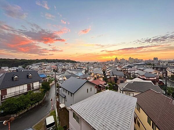 窓の向こうに広がる開放的な景色。ふとした瞬間に外を眺めれば、心もホッと安らぐはずです（CG加工を入れております）
