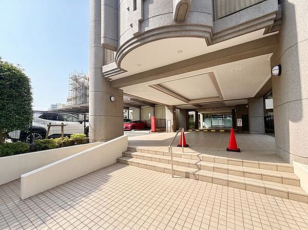 住まう方々を優しく迎え入れる広々としたロビー。上質な空間で、ホッと一息つける癒しの時間。