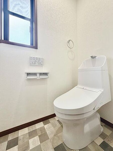 温水洗浄便座付きでいつでも快適。リフォーム済みの清潔な空間でホッと一息つけます。