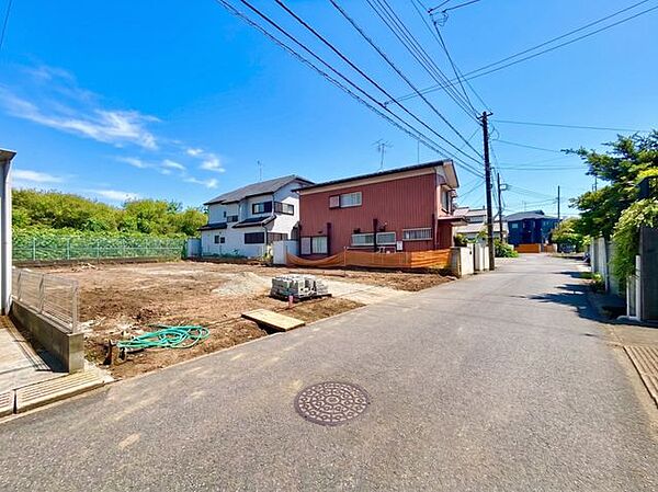 商業施設や学校も近く、利便性と豊かな自然が共存する魅力的な環境です。