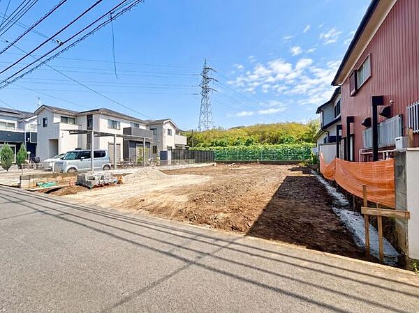 閑静な住宅街に位置する穏やかな環境。ぜひ現地に足を運び、このゆとりある広さをご体感ください。