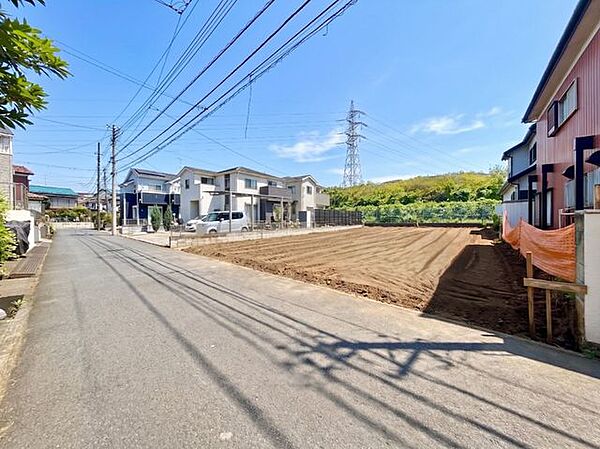 前面道路は交通量も少なく、小さなお子様がいるご家庭も安心。車の出し入れもスムーズに行えます。