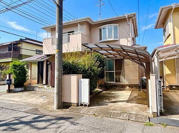 青空に映える、堂々とした佇まいの外観。角地ならではの開放感と、採光・通風の良さを実感できます。