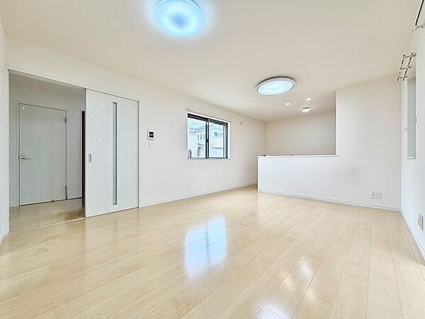 思い思いの時間を過ごせる広々とした空間。自然と会話が弾む一家の憩いの場です。