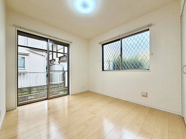 独立性が高く、プライベートな時間を大切にできるお部屋。心地よい風が通り抜けます。
