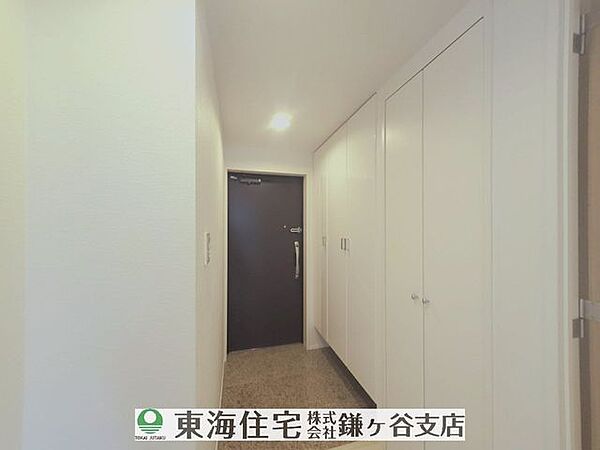 :帰るたびにホッとできる、ゆとりある玄関。ゲストを優しく出迎える、家の美しい「顔」です。