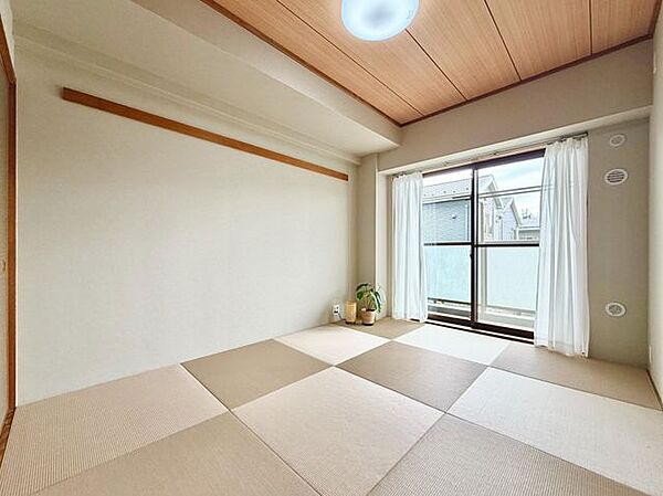 ホッと癒される和室。ごろんと横になったり、客間として使ったりと大活躍します。