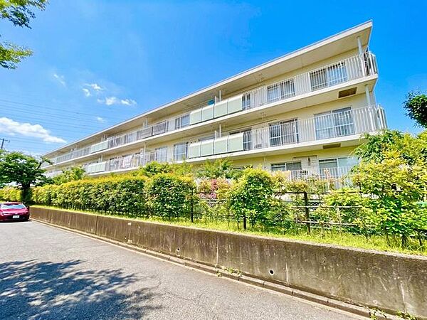 青空に映える堂々たる佇まい。清潔感あふれる外観が、新しい生活のスタートを誇らしく彩ります。
