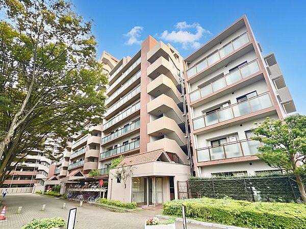 青空に映える堂々とした佇まいのライオンズマンション。新しい生活への期待が高まる美しい外観です。