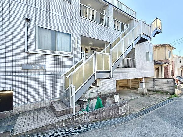 明るく整備された共用階段。日々の移動もスムーズで快適に行えます。