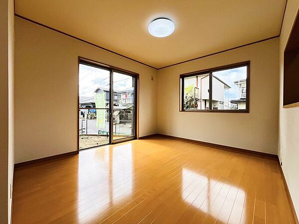 大きなソファやダイニングテーブルを置いても余裕の広さ。開放感を現地でご体感ください。