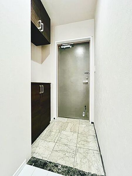 すっきりと片付くシューズボックス付きの玄関。大切なゲストを心地よくお迎えします。