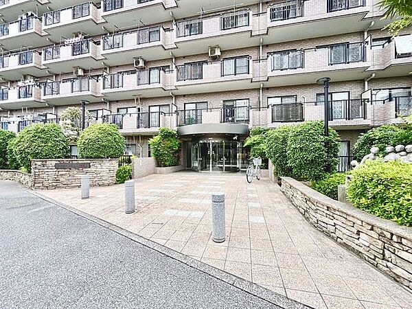 豊かな緑と青空に映える美しい外観。ぜひ現地にて実際の開放感をお確かめください。