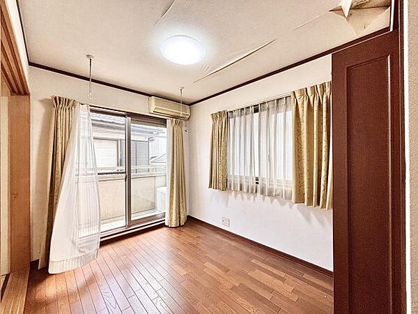 バルコニーに面した心地よいお部屋。日中は自然光がたっぷり差し込み、ご家族のくつろぎスペースや寝室としてもおすすめです。