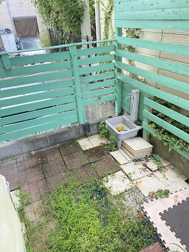 立水栓付きのお庭スペースになります。目隠し壁がある為、安心です。