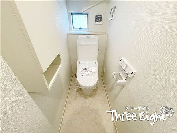 ＜2号棟＞トイレはシンプルなデザインで、飽きのこない空間に仕上がっております。温水洗浄便座付きで、収納棚もございます。