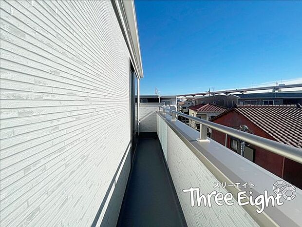 ＜2号棟＞3階バルコニーは見晴らしも良く、青空を感じられます♪南向きにつき、陽当たりも良好です！