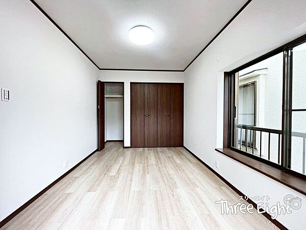 こちらは2階にある6帖の洋室。バルコニーへはこのお部屋から出入りができます♪このお部屋は2つのクローゼット付き！お部屋の有効スペースを損なうことなく、綺麗に整理整頓ができます♪