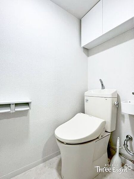 トイレの上にも吊戸棚がございます♪お掃除用品やサニタリー用品の収納ならこのスペース！隠して収納しておくことができるので、友達が急に遊びに来た時も安心です♪◆0120-1919-80◆