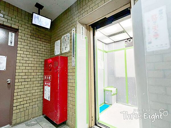 マンション内にはエレベーター付き！エレベーター内には防犯カメラがついていて、乗る前に不審者がいないかの確認ができるモニターまでございます♪◆0120-1919-80◆