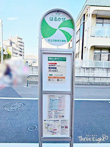 エントランスを出ると、目の前にバス停があります。コミュニティバスはるかぜを利用することができ、綾瀬駅・西新井駅まで行くことができます。