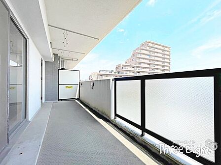 バルコニーは嬉しい南向き!4階部分のお部屋なこともあり、陽当りとっても良好です♪幅・奥行き共にゆとりある大きさで、洗濯物を干す際に窮屈さを感じません。◆0120-1919-80◆