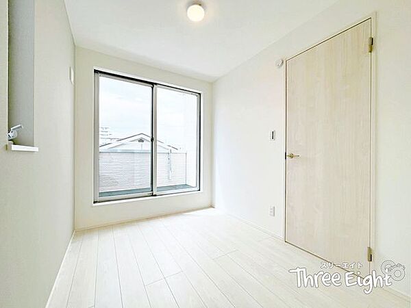 こちらは3階にある3.8帖の洋室。バルコニーはこのおへやから　出入り可能です♪ご家族人数によっては、このお部屋は衣裳部屋としてもいいですね！◆0120-1919-80◆