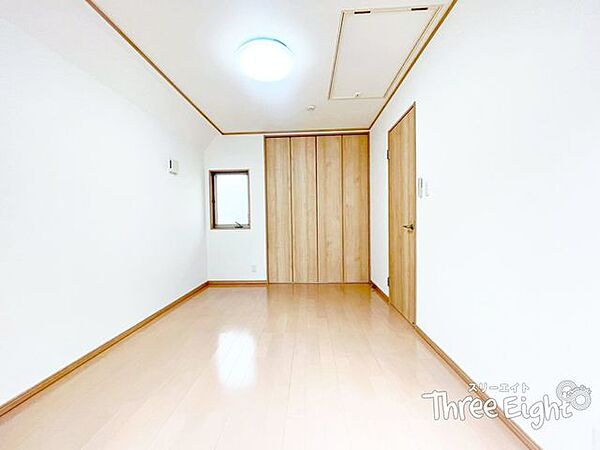 こちらは2階にある6帖の洋室。バルコニーはこのお部屋から出入りができます♪ダブルベッドを配置しても余裕のある大きさ！主寝室にいかがでしょうか♪◆0120-1919-80◆