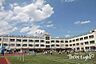 周辺：足立区立花畑小学校 徒歩1分。 60m