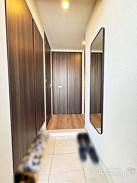 玄関も収納たっぷり！トールタイプのシューズボックスに加え、突き当りにはクローゼットがございます♪シューズボックス前には大きめの鏡が付いているので、お出かけ前の身だしなみチェックができます♪