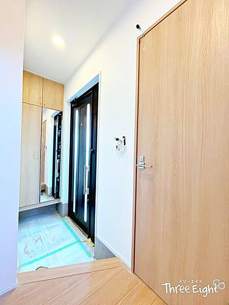 玄関には全身鏡付きのシューズボックスをご用意しました！お出かけ前の身だしなみチェックはここで♪靴だけでなく、ちょっとしたお外用品の収納にも活躍してくれます！◆0120-1919-80◆