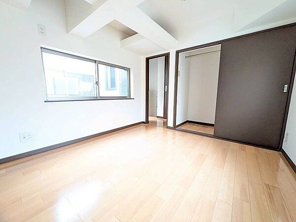 落ち着いた色合いでまとめられた洋室。ベッドやデスクをゆったり配置しやすく、くつろぎの時間を大切にできる住空間です♪