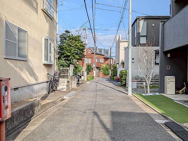 現地前面道路と街並みの雰囲気が伝わる写真です♪周辺の建物との距離感や陽当たりの印象も確認しやすく、ご家族の新しい暮らしを思い描けます！