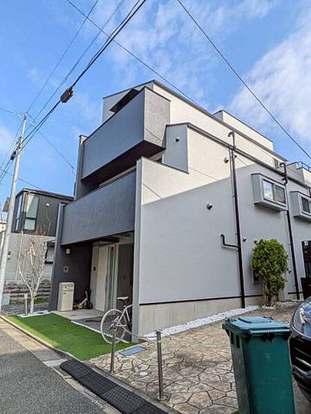 落ち着いた街並みに調和する外観デザイン♪道路からのアプローチも分かりやすく、ご家族や来客を気持ちよく迎えられる住まいで、新生活への期待がふくらみます！
