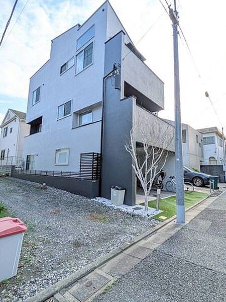 建物全体のフォルムや採光面を確認できる外観写真です♪住まいの佇まいや周辺との距離感が伝わり、毎日の暮らしを具体的にイメージしやすい一枚です！