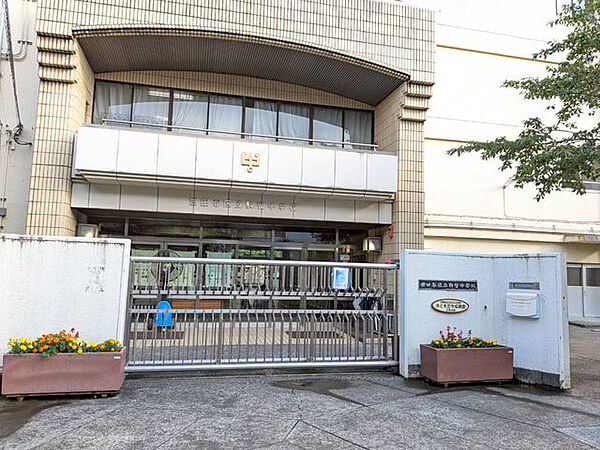 世田谷区立駒留中学校 徒歩5分。毎日の通学時間を抑えやすく、ご家族の生活リズムにもゆとりが生まれる環境です！ 370m