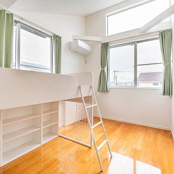 木目の床と大きな窓から自然光が差し込む明るい空間。家具配置もしやすく、多彩なインテリアを楽しみながら心地よい時間を過ごせます♪