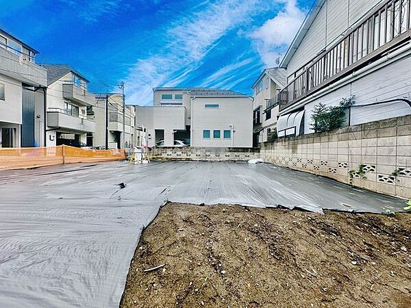 近隣の建物とも程よい距離が保たれており、お互いのプライバシーを尊重しながら暮らせます。建築条件がないため、窓の位置や高さを自由に調整し、外からの視線を上手に遮る設計も思いのままです。