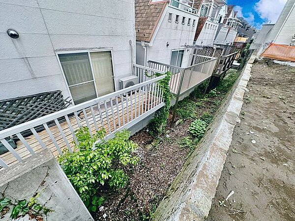 隣地との明確な境界基準が整っており、将来にわたって安心して永住できる基盤が整っています。採光や通風だけでなく、メンテナンス性や排水性にも配慮された、長く快適に住まうための隠れた魅力です。