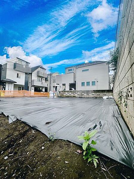 更地としてきれいに維持されているため、購入後は無駄な解体費用や期間をかけることなく、スムーズに着工へと進められます。予算を建物や外構へのこだわりへと100%注ぎ込める、賢い選択肢です。