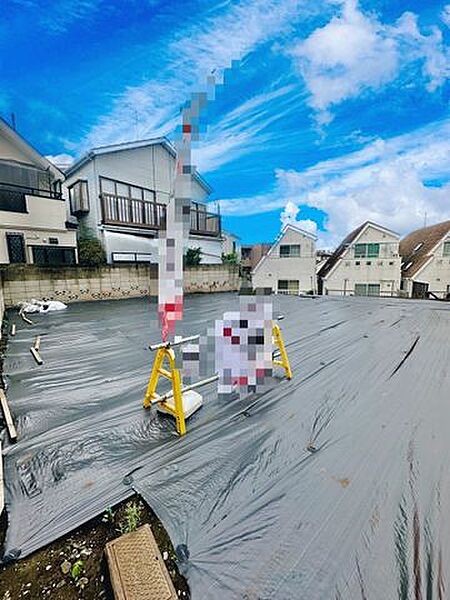晴れた日には美しい青空が広がり、季節ごとの空の表情を日常の背景として楽しめます。静かな杉並の住宅街で、子供たちの成長を優しく見守りながら、家族の確かな歴史を紡いでいくのにふさわしい場所です。