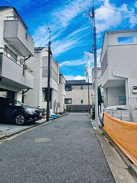 近隣住民の方々の生活道路となっているため、地域全体の目が行き届きやすく、セキュリティ面でも安心の環境です。ご近所同士が程よい距離感で挨拶を交わすような、温かみのあるコミュニティが広がっています。