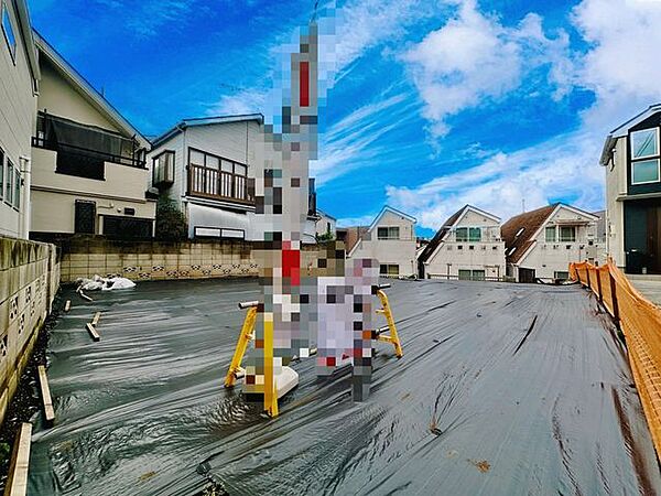 第一種低層住居専用地域ならではの、低層住宅が並ぶ開放的な街並みが魅力です。心地よい風が通り抜けるこの場所なら、休日は窓を開けて、周囲の目を気にせず穏やかでリラックスした時間を過ごせます。