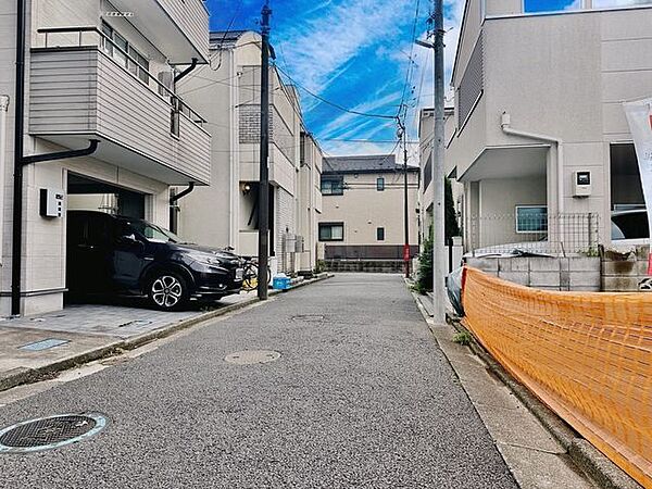 間口が約7.4mとゆったり確保されているため、大きめのお車でもスムーズに並列駐車が可能です。平日の慌ただしい朝の出発も、週末のまとめ買いやご家族でのお出かけも、ストレスなく快適にサポートします♪