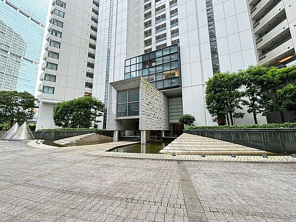 緑豊かな植栽が彩る敷地内。管理の行き届いた住環境が、心地よい暮らしを支えます！