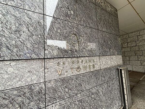 館銘板が設けられたエントランスアプローチ。住まいの品格を感じさせる迎賓空間です♪