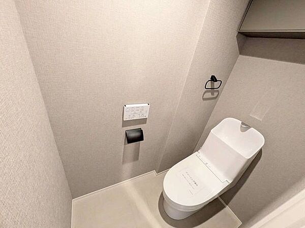 温水洗浄機能付きトイレを採用。毎日快適にご利用いただける人気設備です。清潔感があり、暮らしの満足度を高めてくれます。