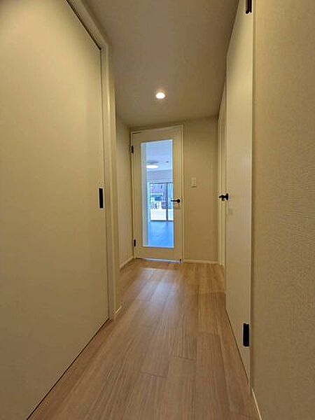 各居室へつながる廊下。住まい全体をスムーズに移動できる動線です♪
