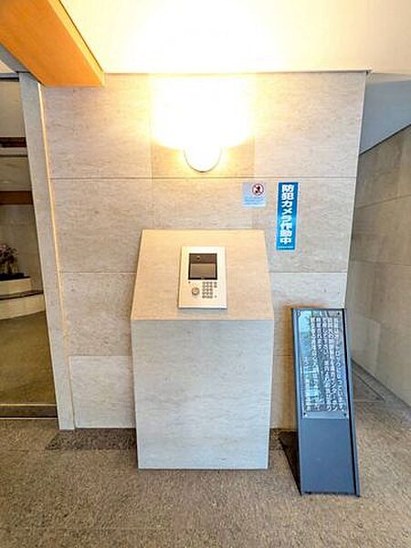 オートロック付きマンションのため、不審者の侵入を抑制し、防犯面にも配慮されています。初めての一人暮らしやファミリーにも安心の設備です。ントランス