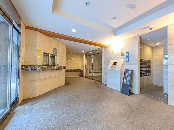 明るく開放感のあるロビー。ゆとりを感じられる共用空間が、毎日の行き帰りや来客時にも心地よい印象を演出します♪